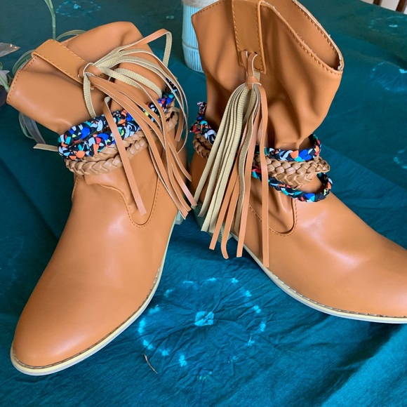 NWOB western, cowboy, boho booties. Never worn. Fashion Shoe House. Size 6. - Picture 4 of 6